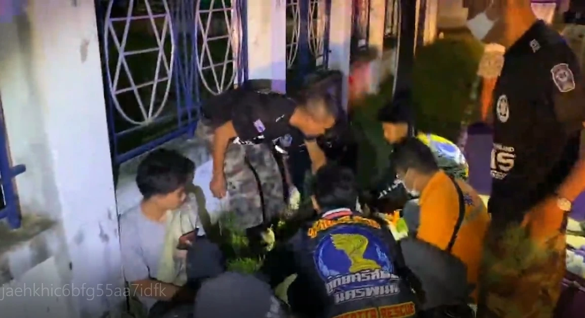 แก๊งโจ๋เหิมหนัก ขี่จยย.ขว้างระเบิดไล่ฟันกระบะคู่อริ  หนีตายชนรั้วพังยับ