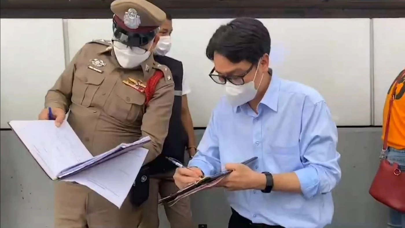 สลด แม่เฒ่าวัย 71 ดิ่งสะพานลอยดับ - เร่งประสานหาญาติ