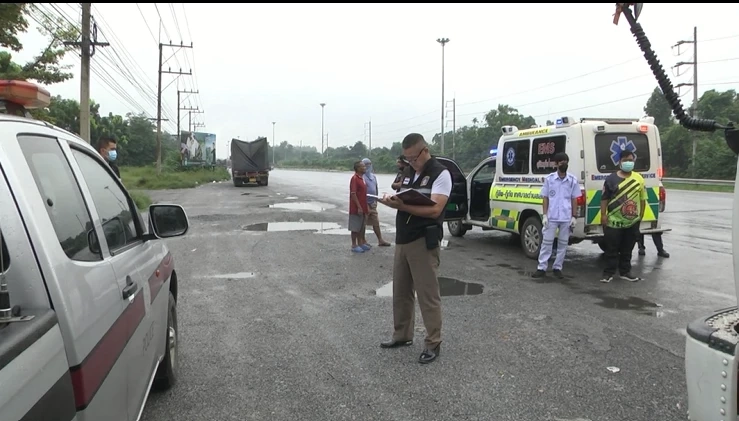 โชเฟอร์รถบรรทุกสิบล้อ จอดรถนอนเสียชีวิตปริศนาข้างถนน