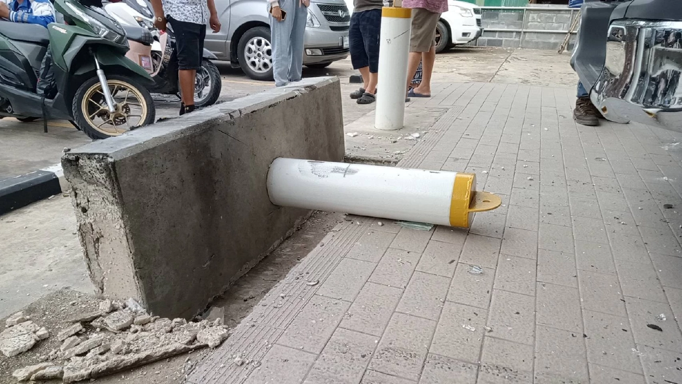 กระบะไหลพุ่งเข้า “เซเว่นฯ” ประชาอุทิศ 72  ไร้คนเจ็บ