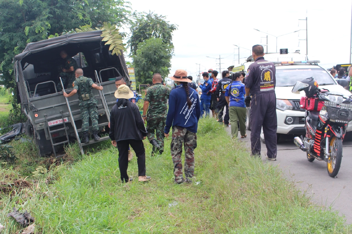 หวิดสลด รถจีเอ็มซีทหารยางระเบิด ตกข้างทางมีทหารบาดเจ็บ 15 นาย