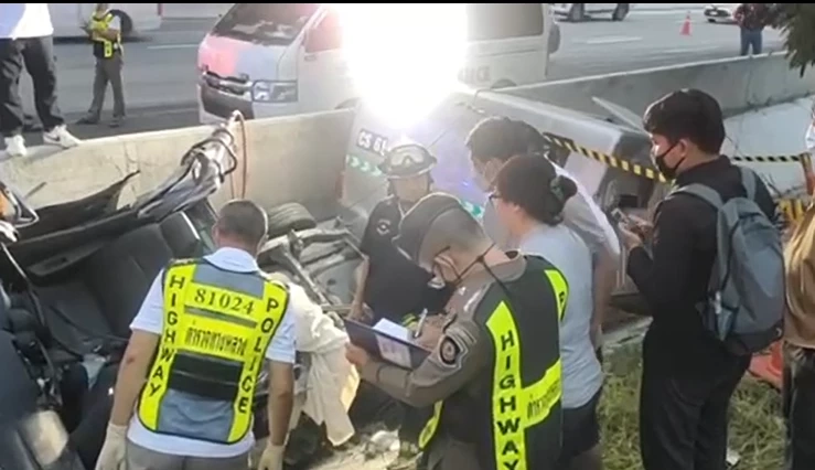 สยอง รถขนเงินกว่า 10 ล้าน ชนแบริเออร์ เสียหลักพลิกคว่ำ พังยับ ดับ 3