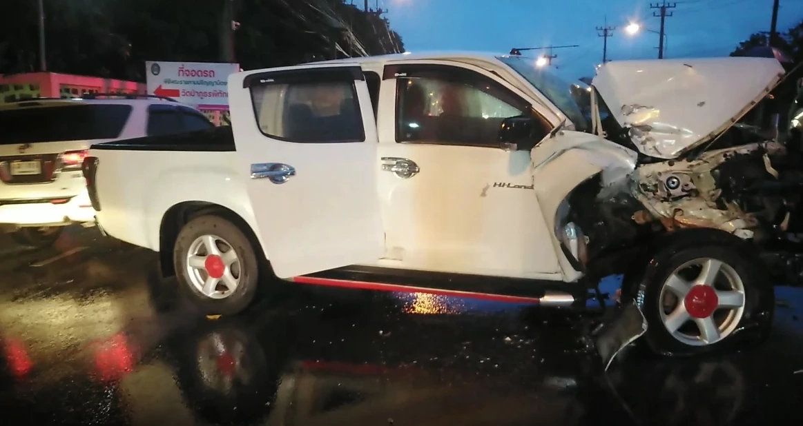 ฝนตกหนักถนนลื่น รถชน 5 คันรวด  นศ.หนุ่ม ร่างกระเด็นเจ็บสาหัส