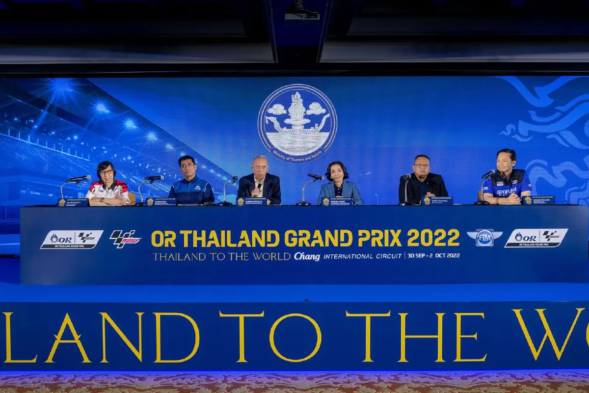 (ที่ 2 จากซ้าย) นายสุรพล อุทินทุ ผู้บริหารสำนักประสานงานภายนอก บริษัท ไทยเบฟเวอเรจ จำกัด (มหาชน)