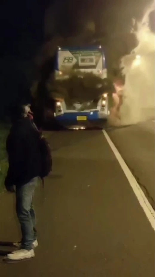 ระทึก! ไฟไหม้รถทัวร์ ผู้โดยสารกระเจิงหนีตายเอาชีวิตรอด (มีคลิป)