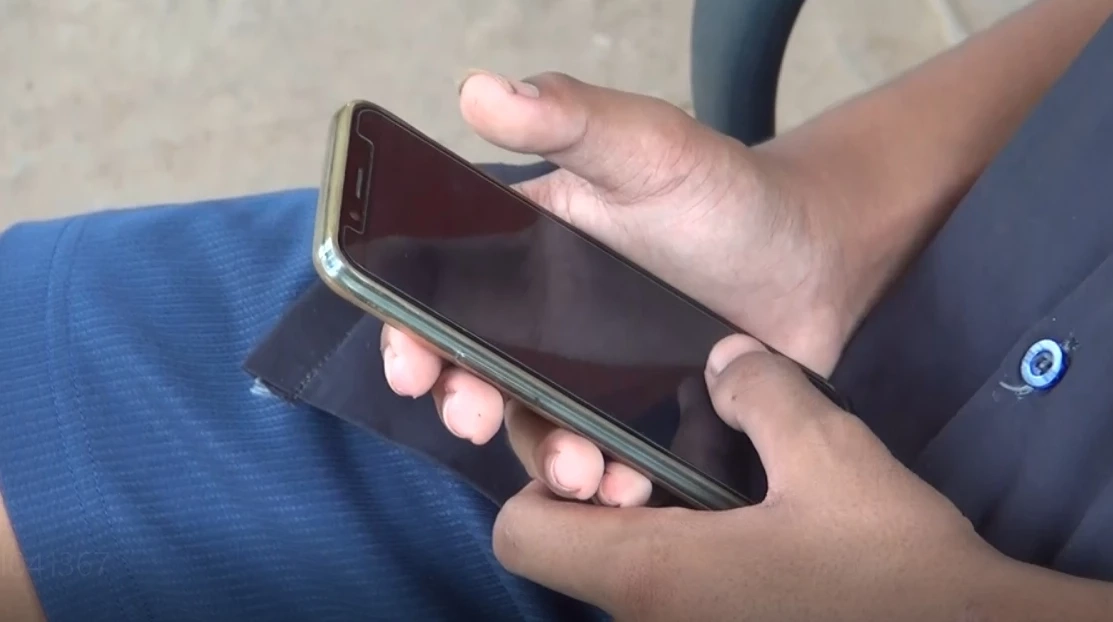 “ผปค.” โวย “ผอ.” ฉกมือถือลูก แฉวีรกรรมซ้ำ ยึดของไม่คืน ตีเด็กเลือดซึม