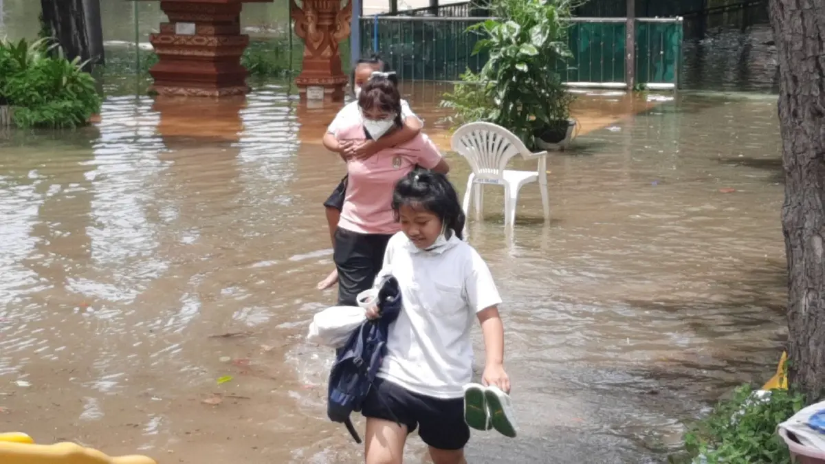 ด่วน น้ำเจ้าพระยาล้นท่วมโรงเรียนวัดตำหนักเหนือ  ไม่ทันตั้งตัว ครูโทรแจ้งผู้ปกครองให้มารับลูกกลับบ้านกันจ้าละหวั่น