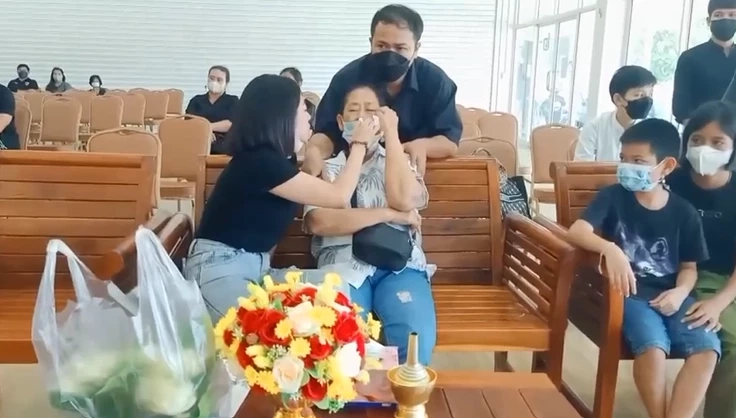 แม่ "น้องโชค" พาร่างลูกชาย เหยื่อปืนลั่น ทำพิธีรดน้ำศพ บรรยากาศสุดเศร้า