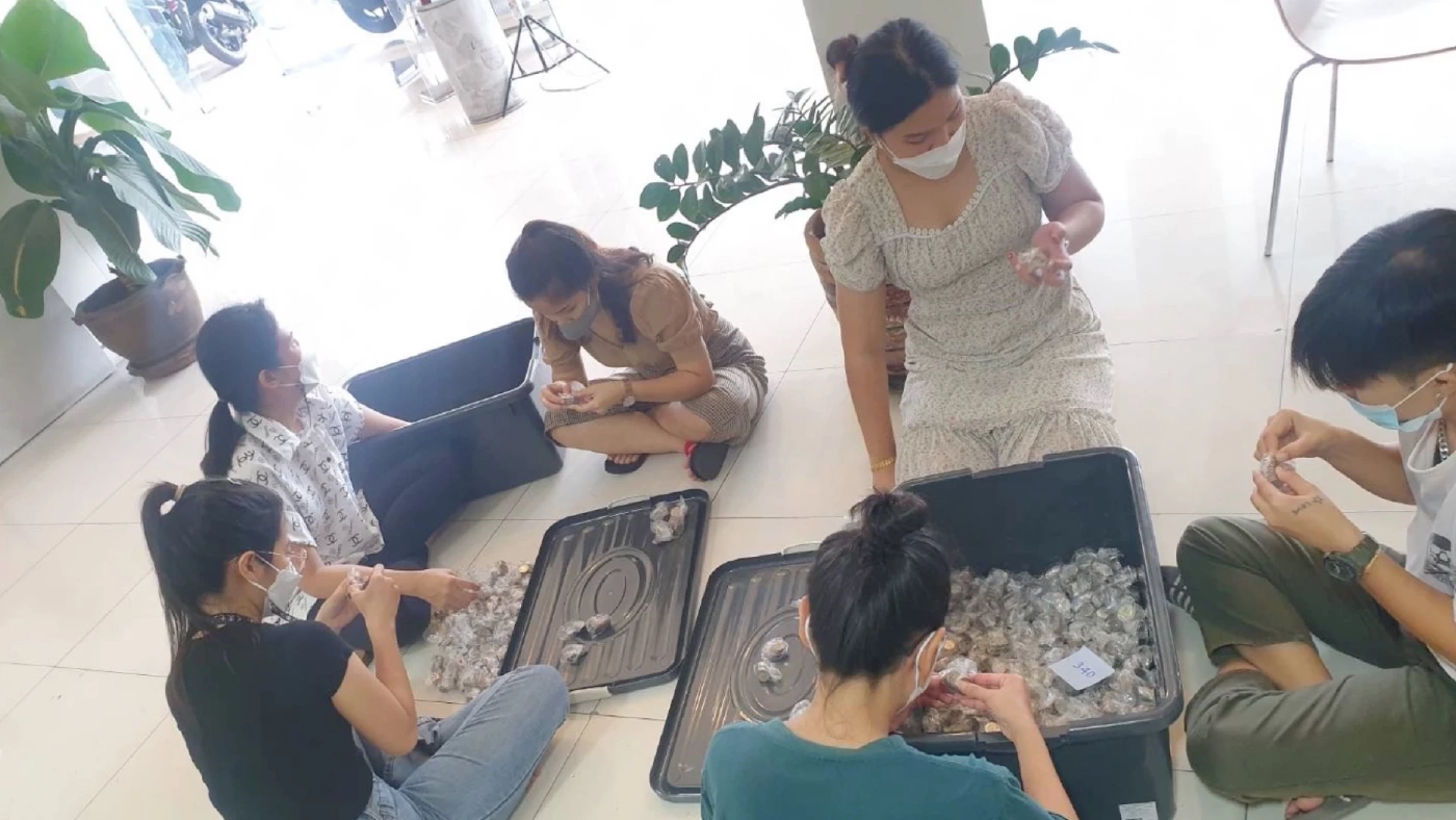 พนักงานสาวทึ่ง ลูกค้าทุบกระปุกหอบเงินแสน ซื้อรถจักรยานยนต์