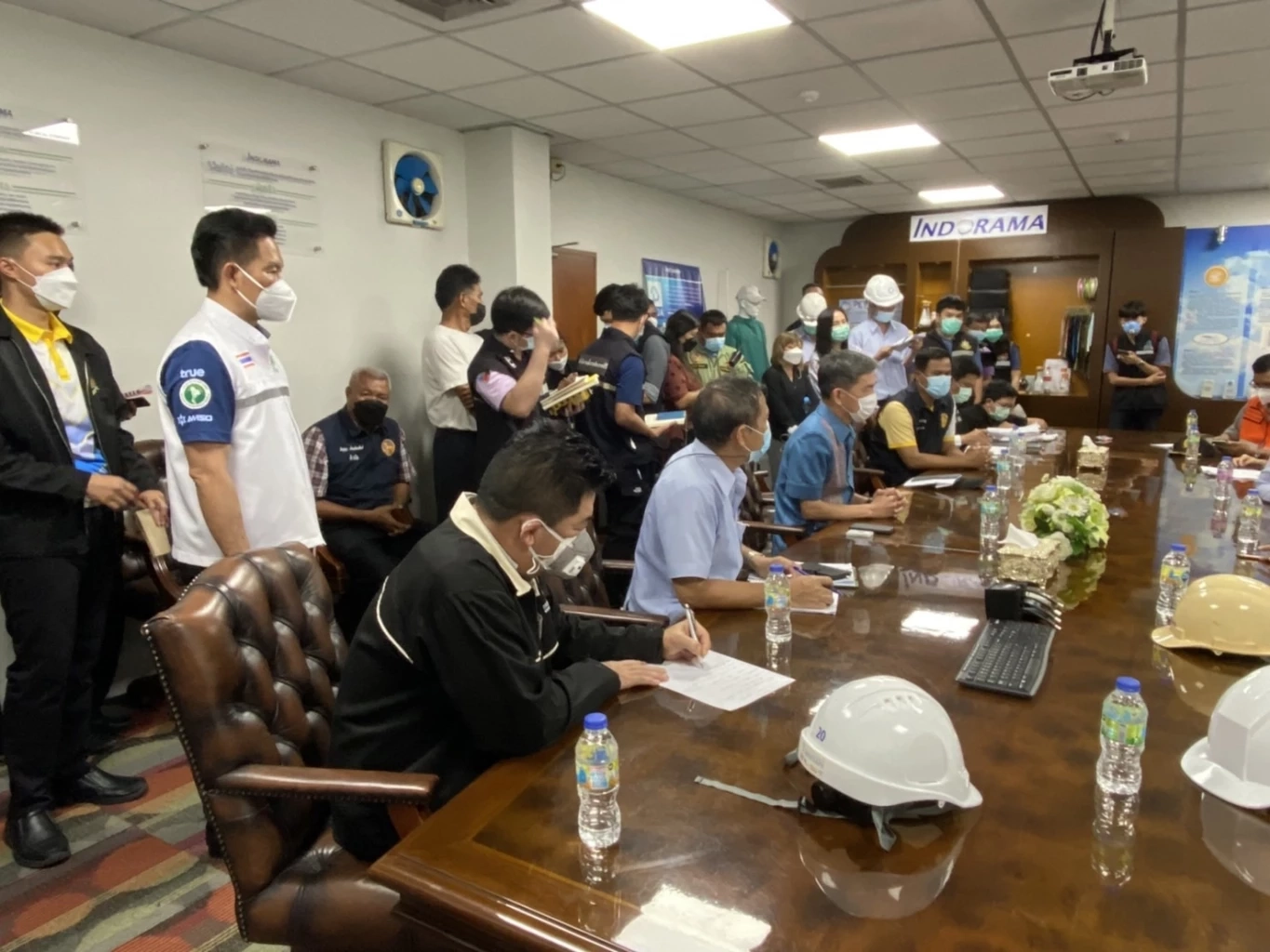 ผู้ว่าฯนครปฐม พร้อมด้วยอุตสาหกรรมจังหวัด ตรวจสอบพื้นที่ ล่าสุดสั่งปิดโรงงานบางส่วน