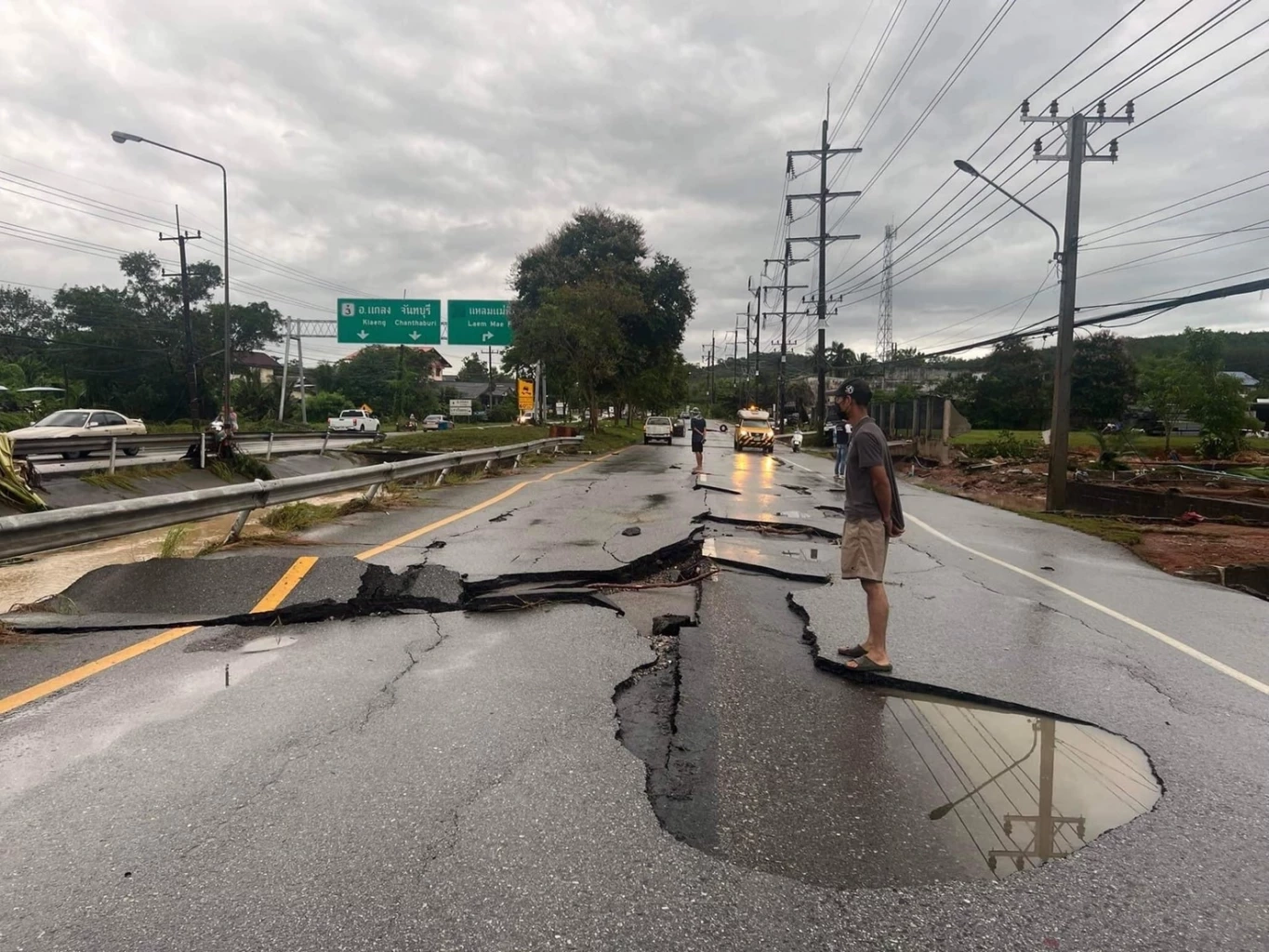 ถนนหลายสาย จ.ระยองเสียหายจากฝนตกหนักต่อเนื่อง