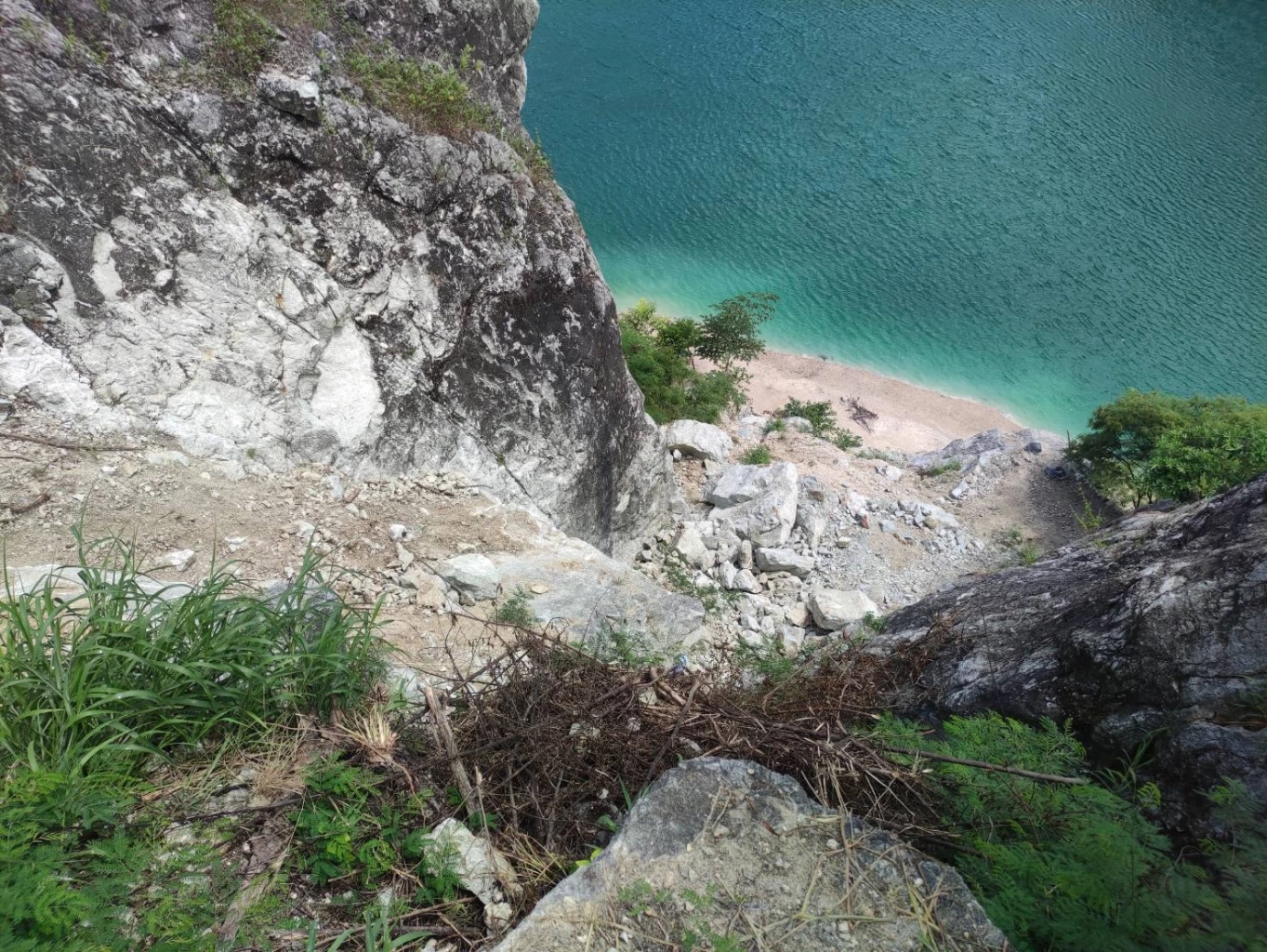 คนงานก่อสร้างพลัดตกหน้าผาแกรนด์แคนยอนเมืองไทย จ.ชลบุรี ดับคาที่ (มีคลิป)