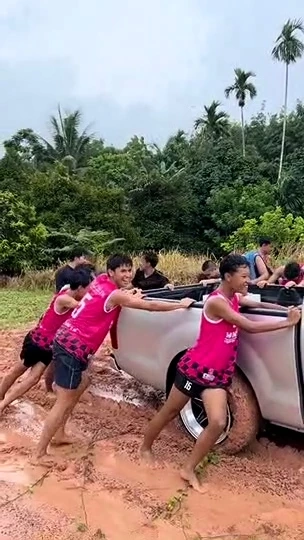 พลังใจเกินร้อย ทีมวอลเลย์บอลชายรวมพลังเข็นรถกระบะติดโคลน