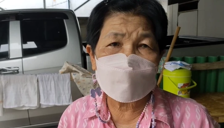 นางอารีรัตน์ รื่นรมย์ อายุ 72 ปี (ผู้เห็นเหตุการณ์ เป็นเจ้าของตึกบ้านอยู่หลังร้านข้าวมันไก่)