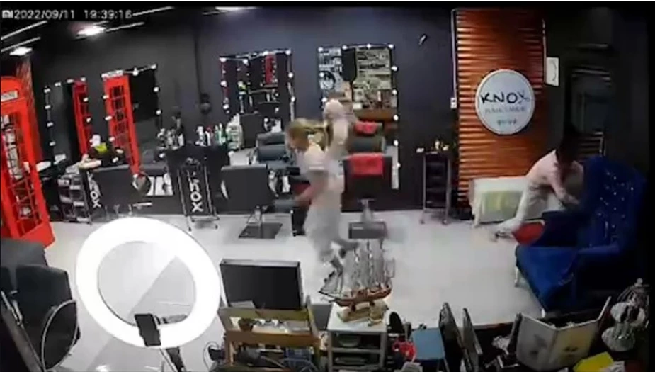 เจ้าของร้านเผยนาทีระทึก ลูกน้องถูกแฟนเก่าสาดน้ำกรด (มีคลิป)