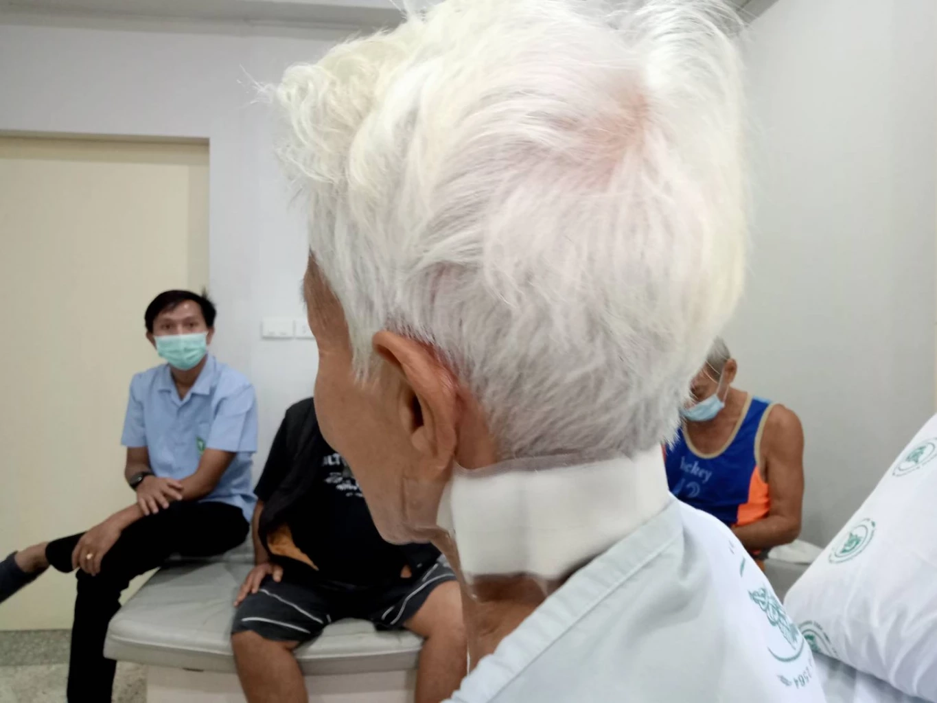 “ยายแขม” เย็บ 5 เข็มปลอดภัยแล้ว เปิดใจเล่านาทีระทึก “หนุ่มคลั่ง” ฟันคอ