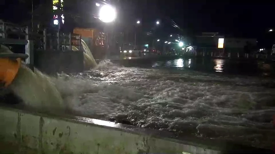 "พายุโนรู" ถล่มชัยภูมิ มวลน้ำป่าทะลักท่วมโซนเศรษฐกิจ เร่งสูบหวั่นท่วมรพ.