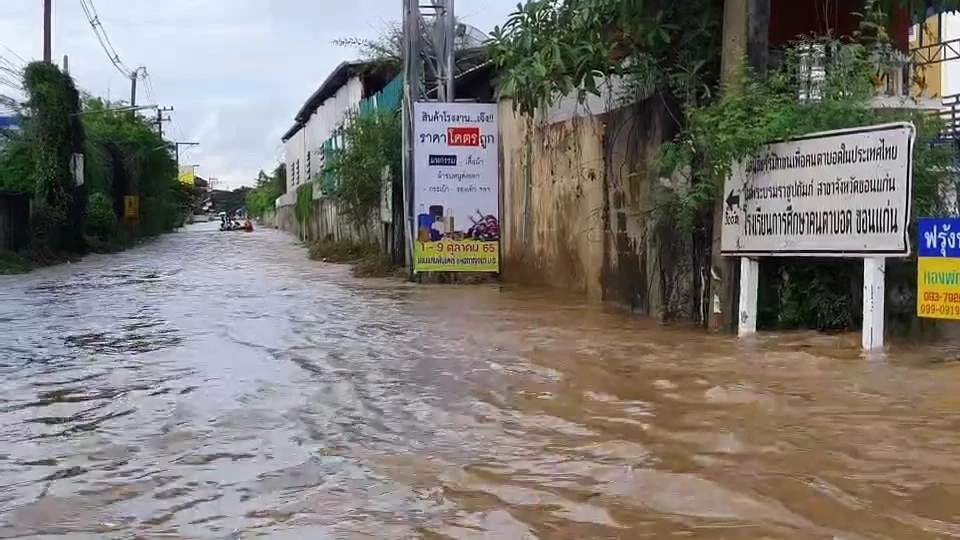 ด่วน! เร่งอพยพนักเรียนโรงเรียนคนตาบอด มวลน้ำทะลักท่วมสูง 1 เมตร