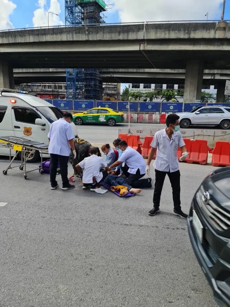 อีกแล้ว หนุ่มโชคร้ายถูกรั้วเหล็กก่อสร้างยื่นบนถนนพระราม 2 เจ็บหนัก