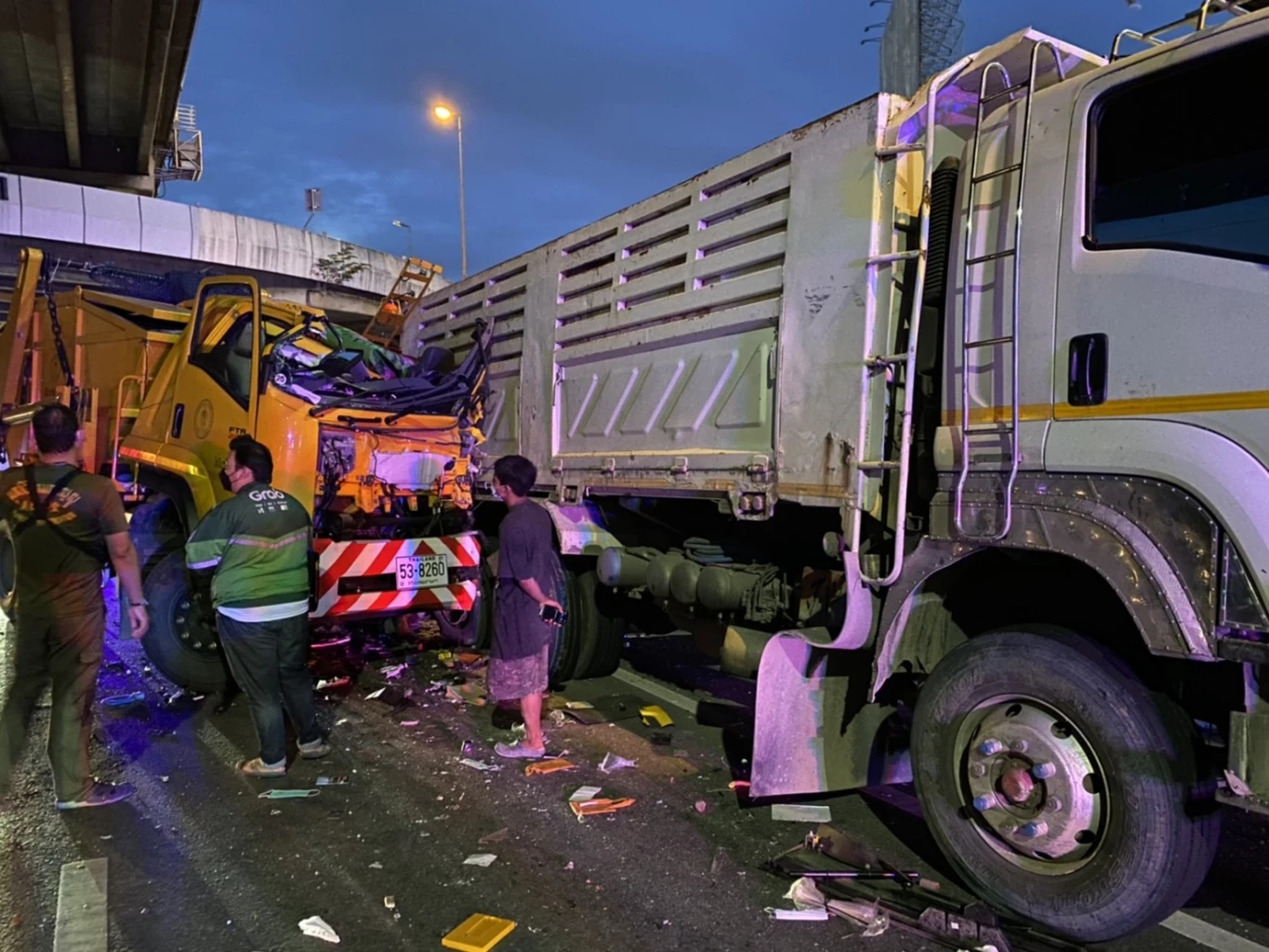 ระทึก รถขยะ กทม. พุ่งชนท้าย สิบล้อบรรทุกทราย คนขับติดภายในเร่งนำตัวส่ง รพ.