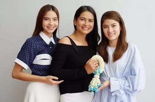 “แม่มาร์กี้” ร้องผู้ว่าฯ ชัชชาติ หลังถูกรถตู้จอดบนทางเท้าถอยหลังเบียด