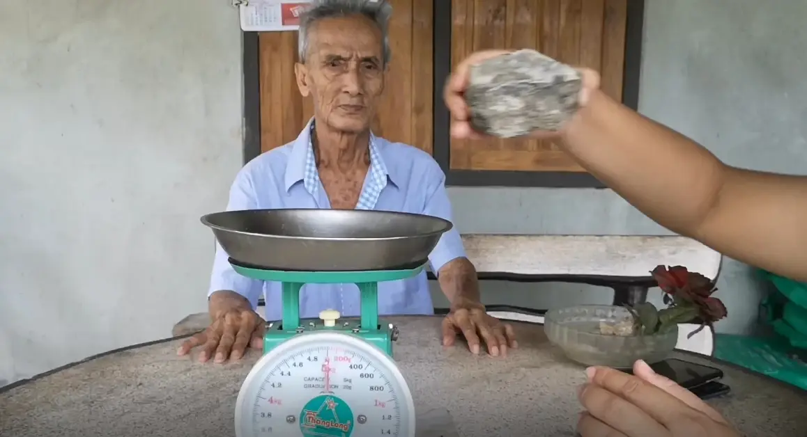 ฮือฮา “ตาวัย 76”  เก็บหินประหลาดเชื่อ “เหล็กไหล”  เผยได้มามีแต่โชคลาภ
