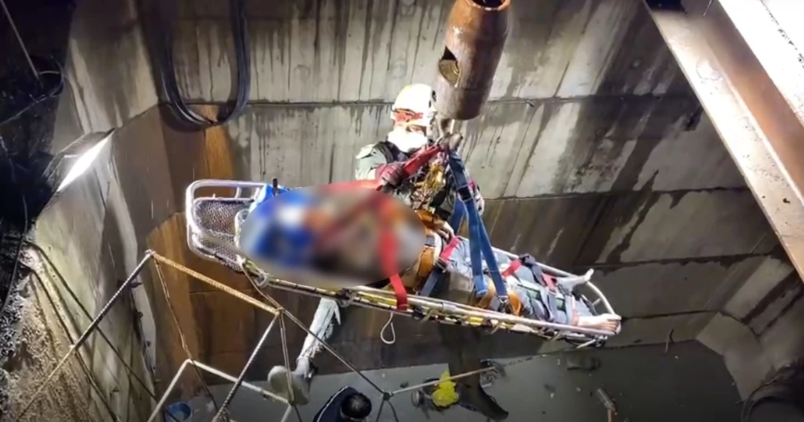 หวิดดับ ! หนุ่มซิ่งจยย. ตกบ่อลึก 6 เมตร กลางถ.รัชดา-ท่าพระ กู้ภัยช่วยระทึก