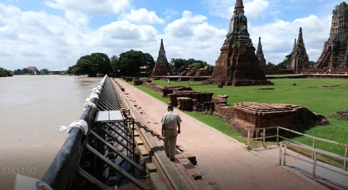 น้ำท่วมหนัก “ชาวผักไห่” ระทม งัดพื้นบ้านยกติดหลังคา นอนกลางน้ำนาน 2 เดือน