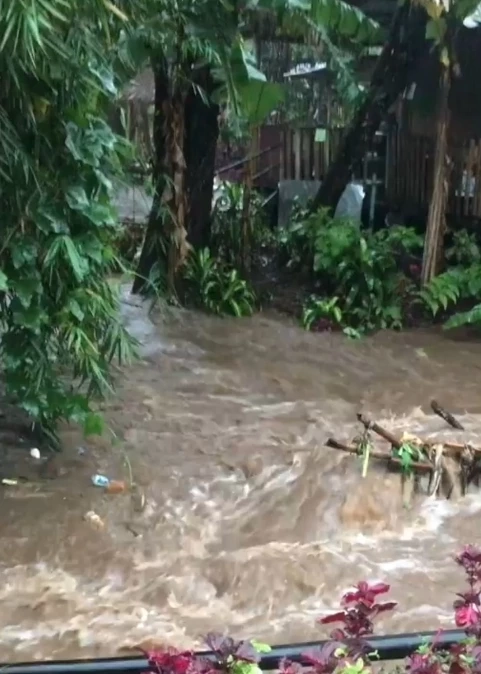 ฝนถล่มดอยอินทนนท์น้ำป่าไหลหลากเชี่ยวประกาศให้ประชาชนพื้นที่ลุ่มเก็บของขึ้นที่สูง