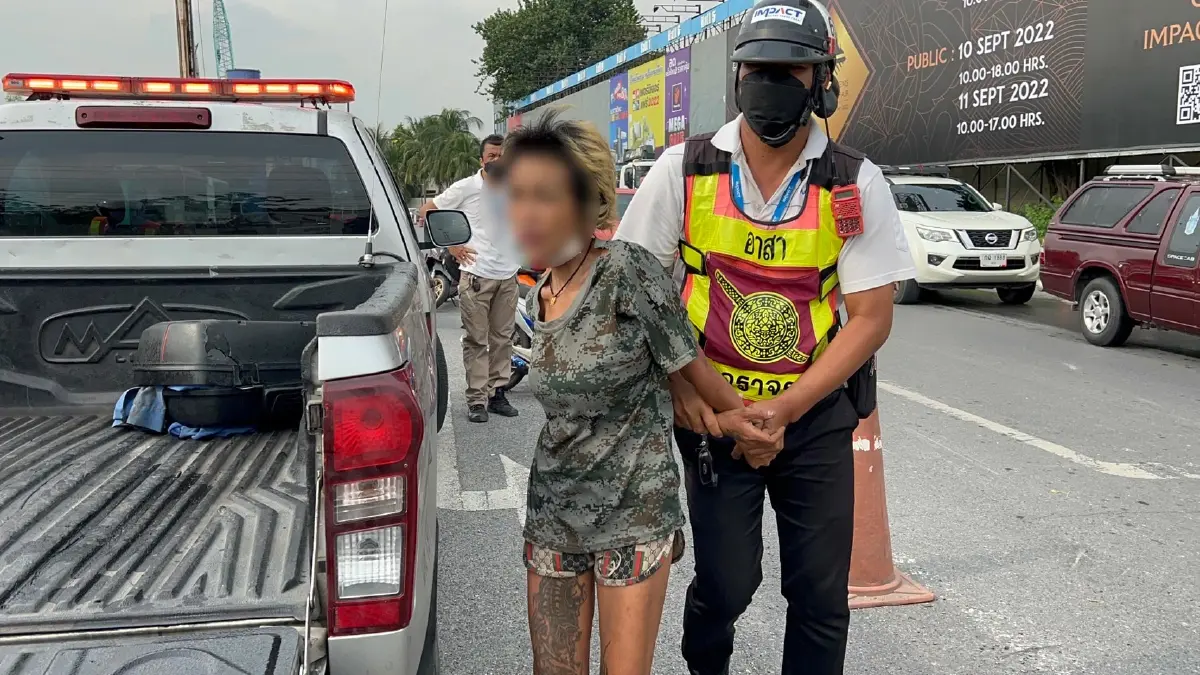 ป่วน “สาวใหญ่” ขับกระบะชนเก๋ง คลั่งคว้าท่อนเหล็ก ไล่ฟาดรถกลางถนน