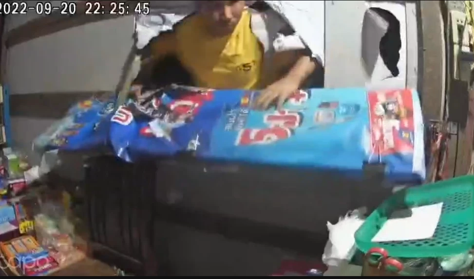 แชร์สนั่น หนุ่มบุกพังบ้านอดีตแฟนสาว ก่อนอุ้มหายไร้ร่องรอยข้ามวัน (มีคลิป)