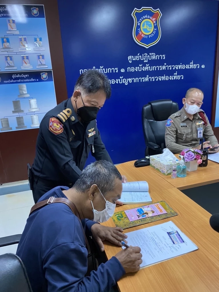 นายทองคำ เฉิดฉาย อายุ 57 ปี โชเฟอร์สามล้อชี้หน้าด่าคู่รัก นทท.ชาวสิงคโปร์