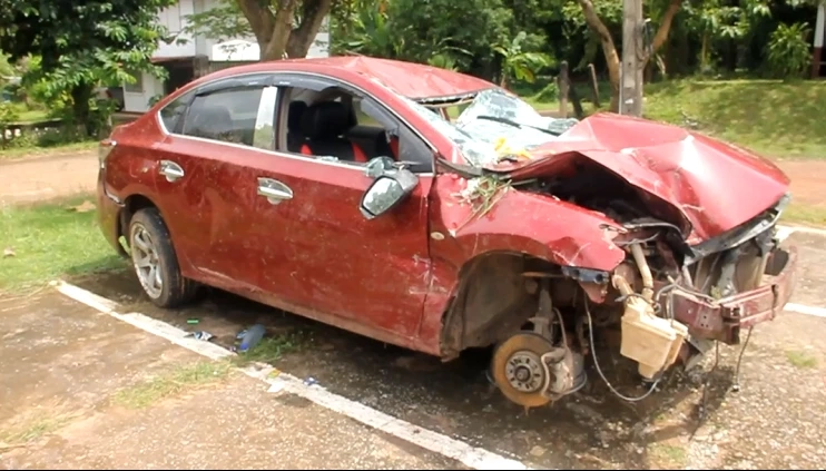 สุดโหด กระบะไล่ยิงถล่มเก๋งคู่รัก รถตกถนนต้องวิ่งหนีเข้าป่าอ้อย (มีคลิป)