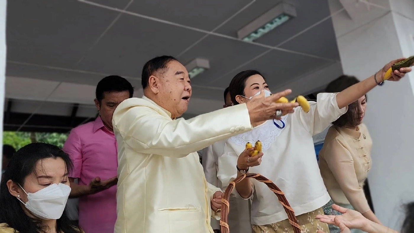 "ลุงป้อม"เยือนถิ่นเพชรบูรณ์ ผวากกต.ตรวจสอบขึ้นป้ายต้อนรับไร้โลโก้พปชร.