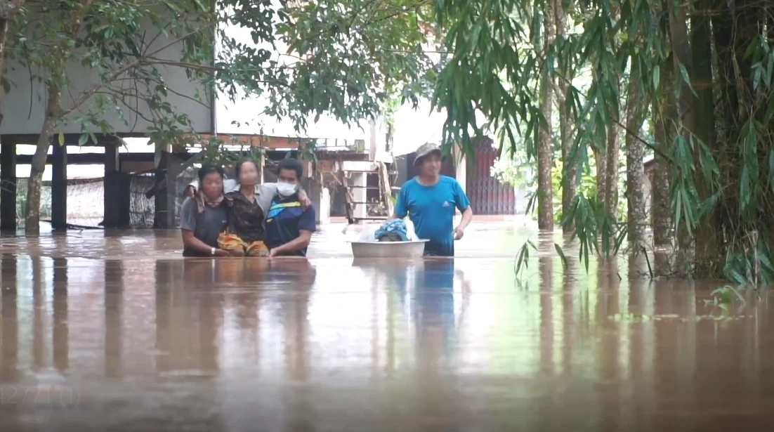 น้ำป่าภูหลวงหลาก เร่งช่วยยายตาบอดหนีน้ำท่วมบ้าน คาด 3 ทุ่มทะลักเข้าชุมชน