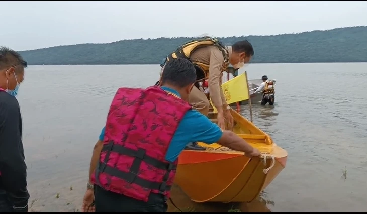 นายพีรวัฒน์ ธีระวัฒนา นายอำเภอครบุรี นำทีมค้นหาผู้สูญหาย