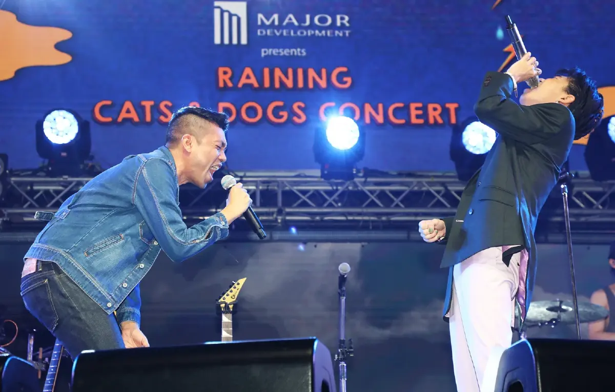 สนุกสุดมันส์กับ 2 วงดังแห่งยุคในคอนเสิร์ต RAINING CATS & DOGS