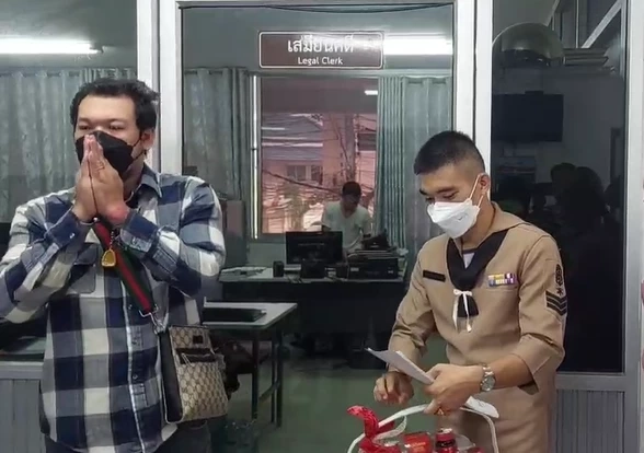 จบแล้ว มือตบจ่าทหารเรือ ไม่คารวะกับผู้การ หอบกระเช้าขอโทษ (มีคลิป)