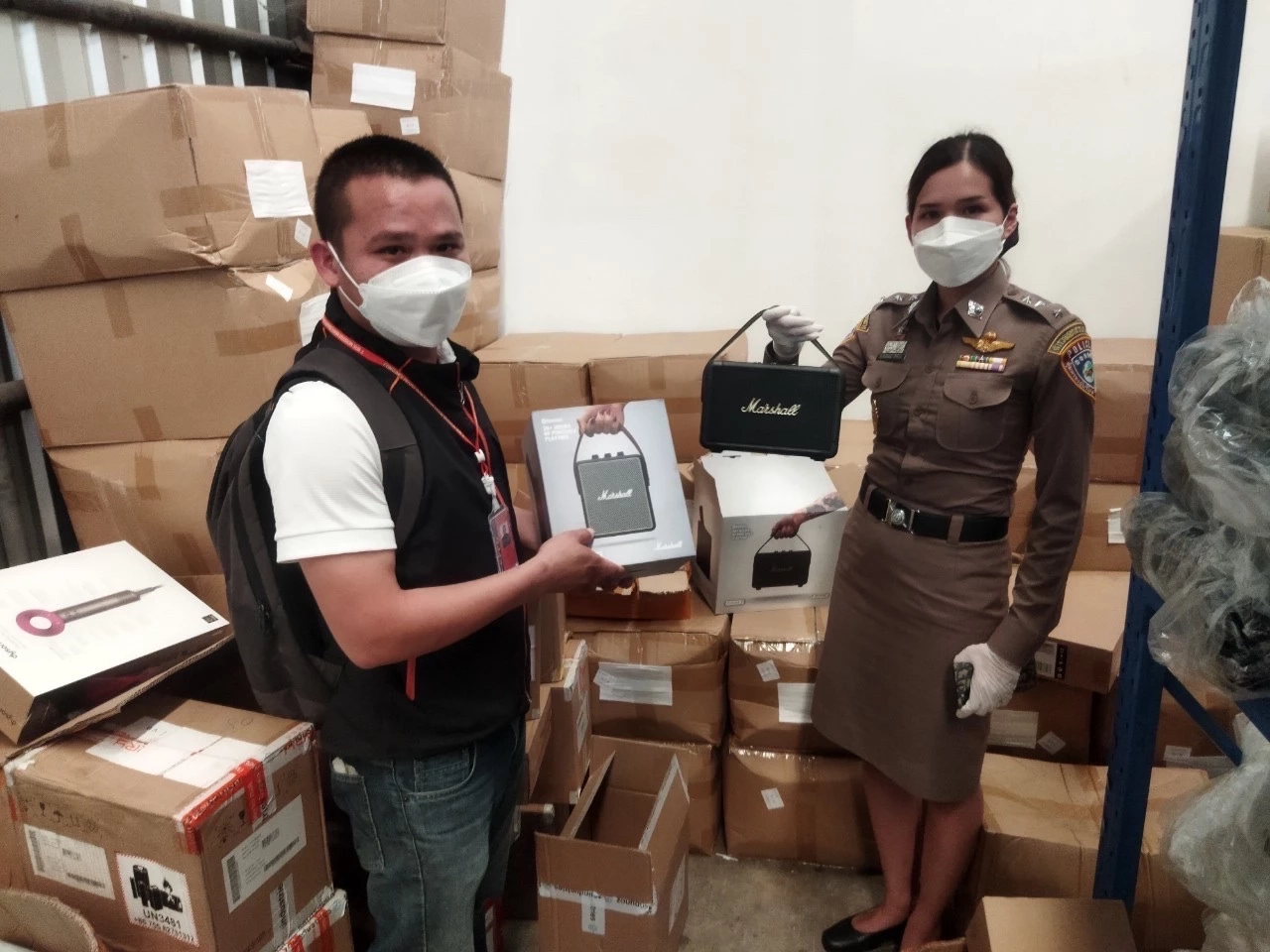 บุกทลายโกดังลอบนำเข้า "ลำโพง Marshall" ปลอม มูลค่ากว่า 3 ล้าน