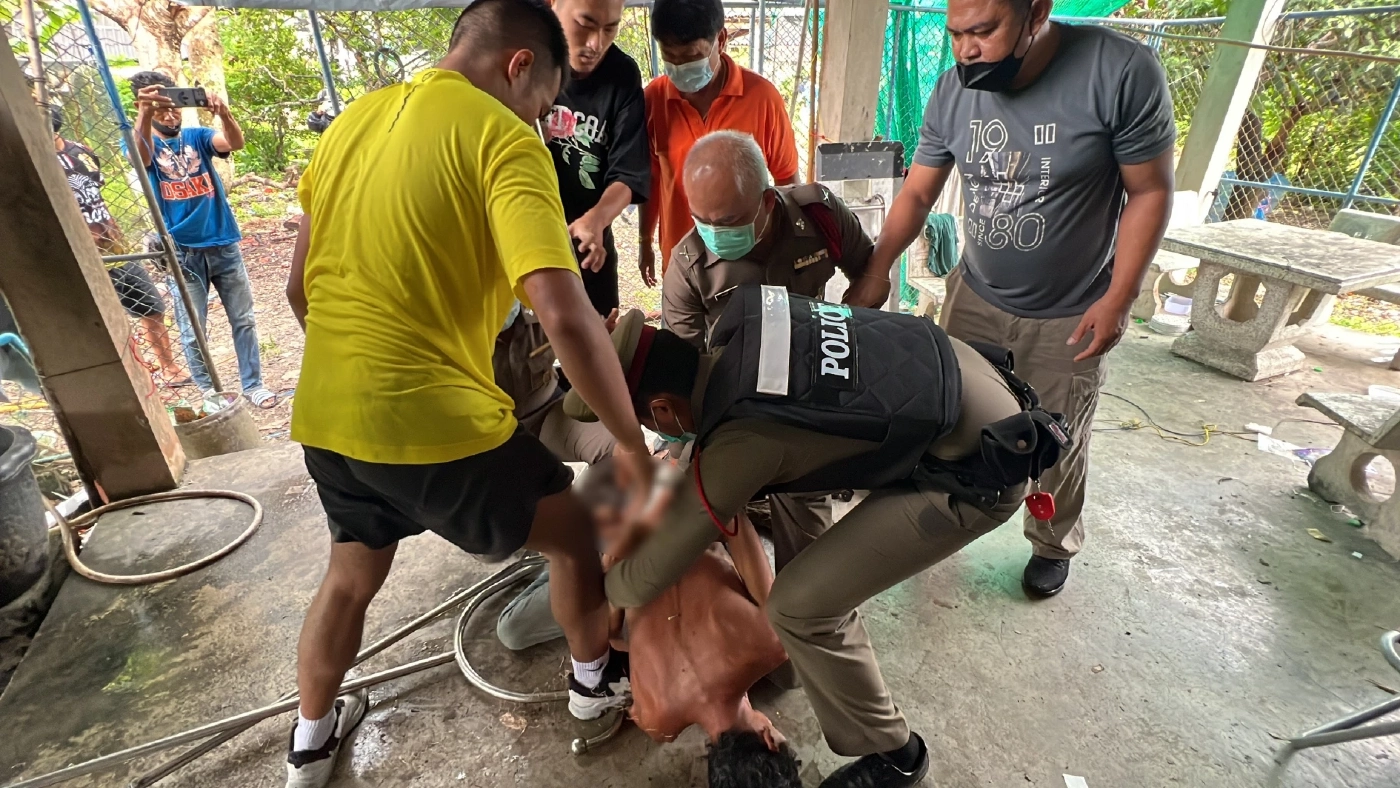 “ลูกชาย” คลั่งทำร้าย "พ่อวัย 85 " ดับสลด จนท.ล้อมระทึกก่อนคุมตัวได้ (มีคลิป)