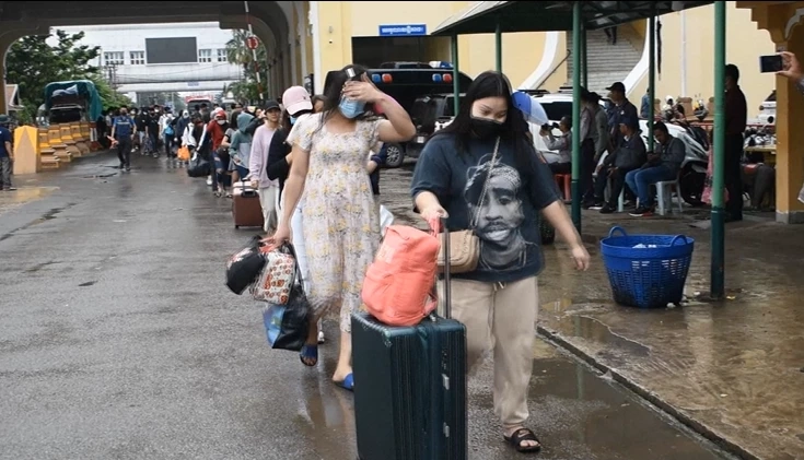 กัมพูชาส่งตัว 64 คนไทย เครือข่ายแก๊งคอลเซ็นเตอร์ กลับมาดำเนินคดีในไทย