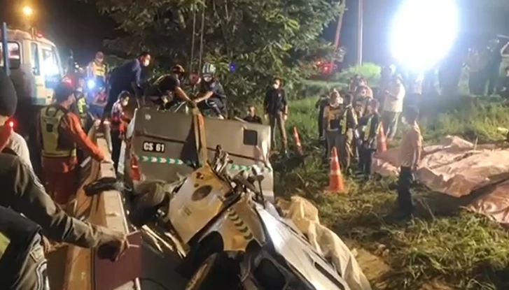 สยอง รถขนเงินกว่า 10 ล้าน ชนแบริเออร์ เสียหลักพลิกคว่ำ พังยับ ดับ 3