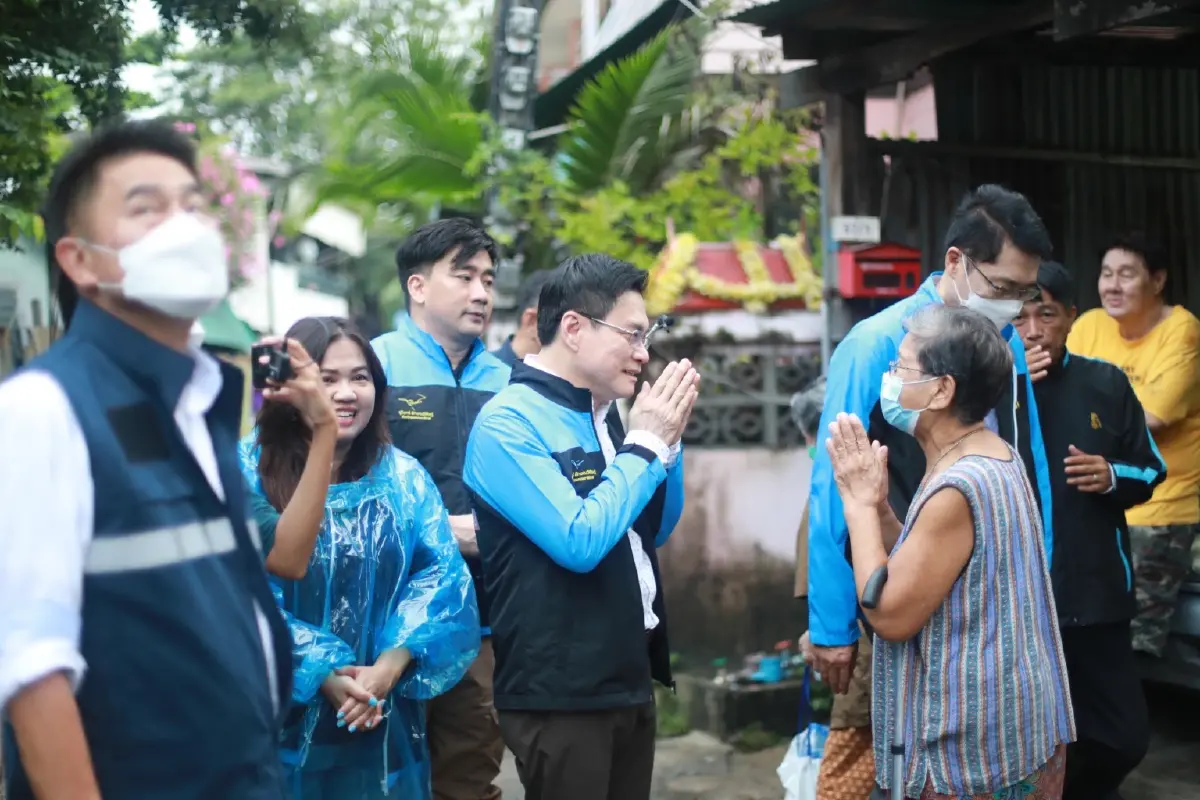 "จุรินทร์" ควง "ผู้การแต้ม" มอบถุงน้ำใจ ปชป. ช่วยผู้ประสบภัยน้ำท่วมหลักสี่