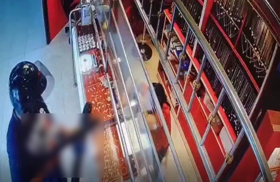 จับแล้ว “หนุ่มไรเดอร์” ติดหนี้พนันท่วมหัว ควงลูกซองบุกร้านทอง