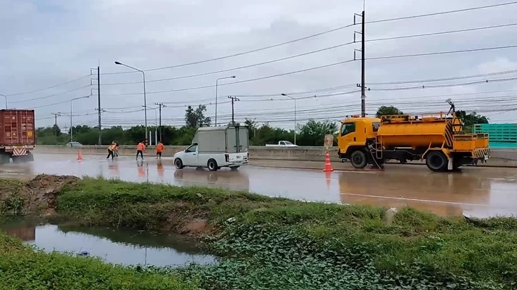 แชร์สนั่น คลิปถนนสุดอันตราย ที่ฉะเชิงเทรา รถตกถนน วันเดียว 9 คันรวด (มีคลิป)
