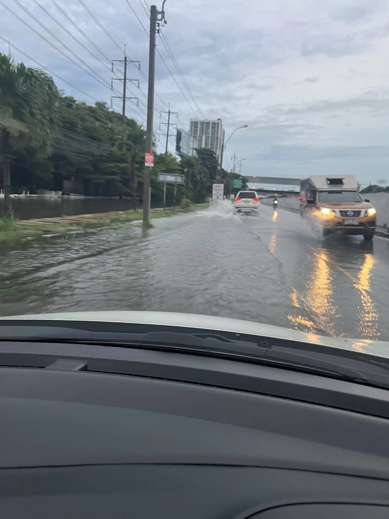 น้ำขังบริเวณคลองประปา