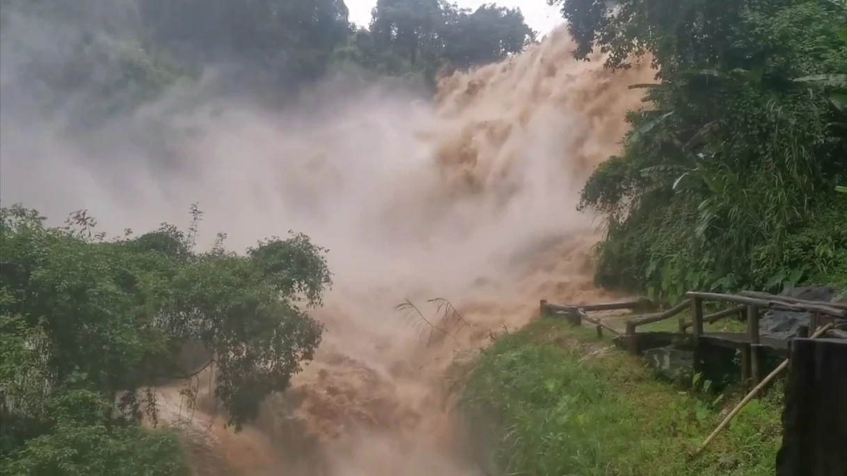ฝนถล่มดอยอินทนนท์น้ำป่าไหลหลากเชี่ยวประกาศให้ประชาชนพื้นที่ลุ่มเก็บของขึ้นที่สูง
