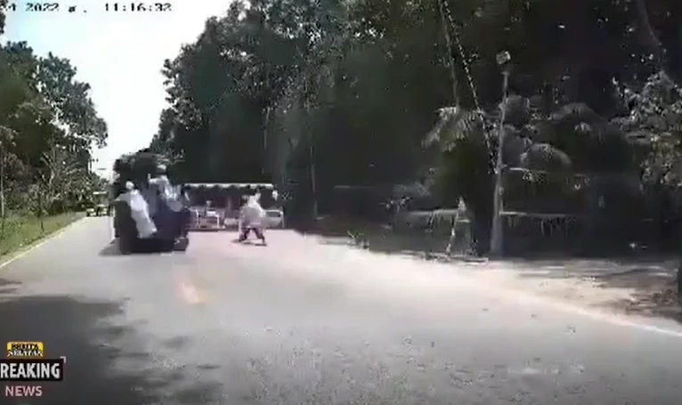 ระทึก!! เปิดวงจรปิดรถโรงเรียนชนด่านพลิกคว่ำควันตลบ นร.วิ่งหนีตาย (มีคลิป)