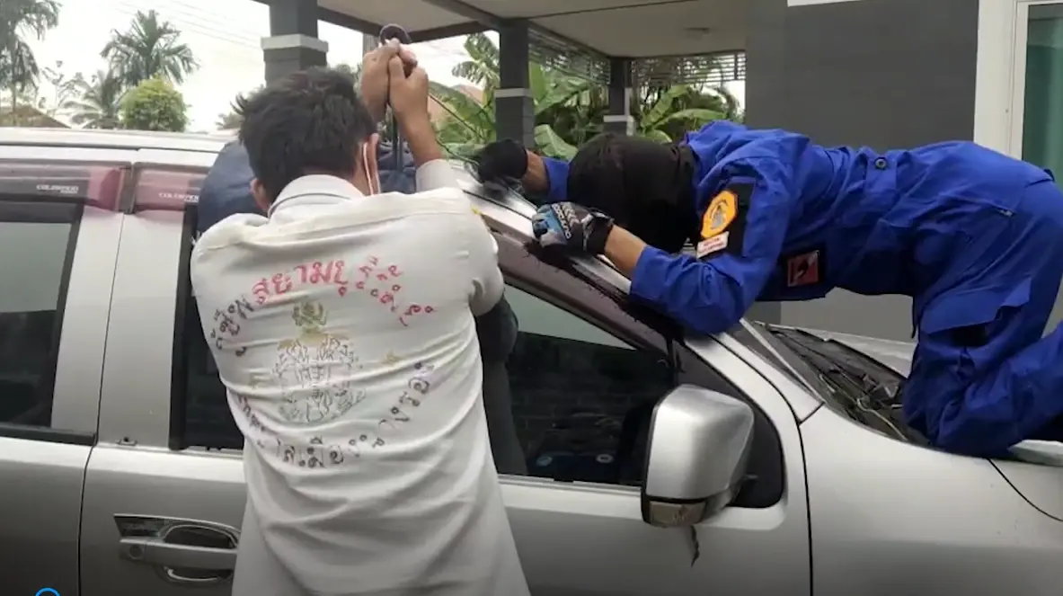 หวิดซ้ำรอย 3 ขวบขึ้นไปเล่นรถแล้วล็อกเอง โชคดีพ่อจะขยับรถไปเจอ