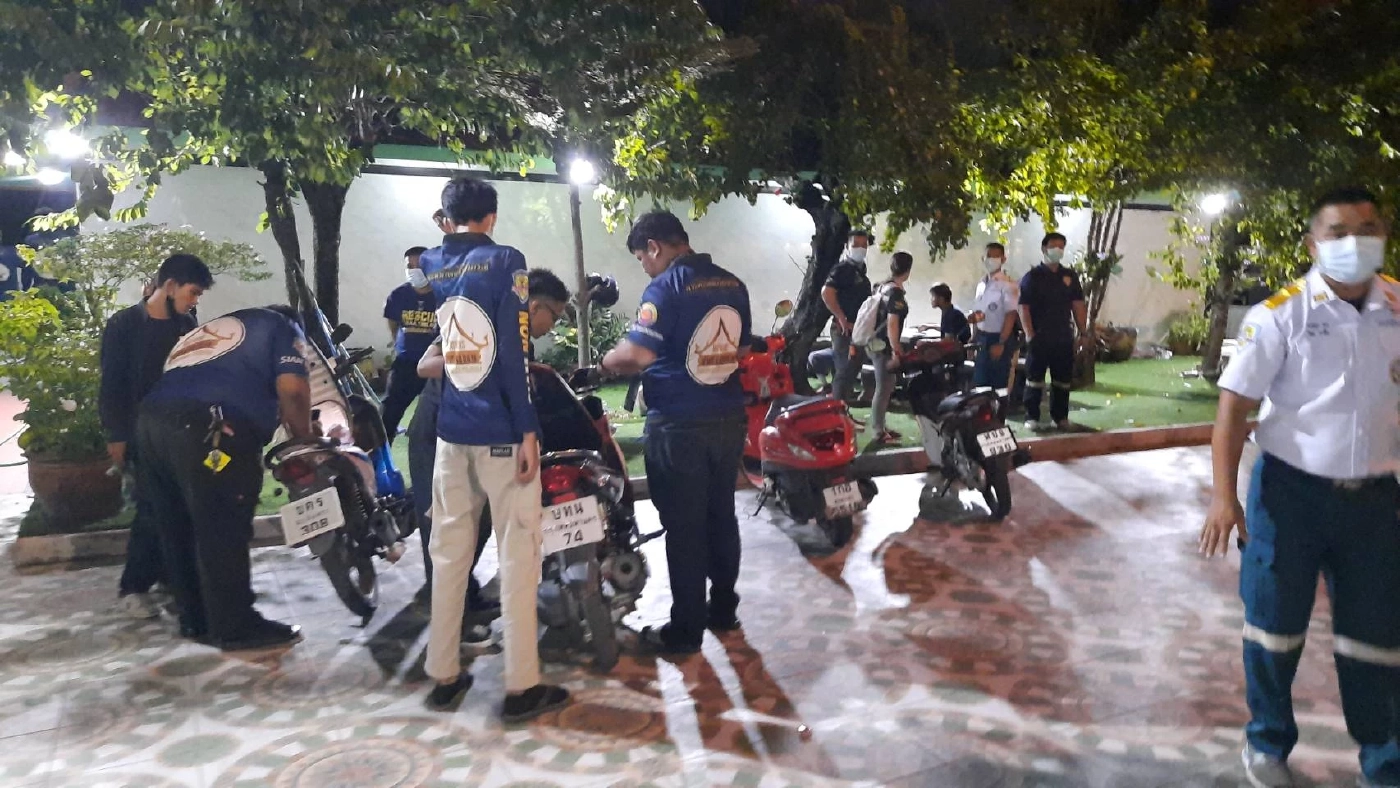 เจ้าหน้าที่ตรวจค้นรถของกลุ่มวัยรุ่นที่มาร่วมงานศพ &quot;น้องโชค&quot;